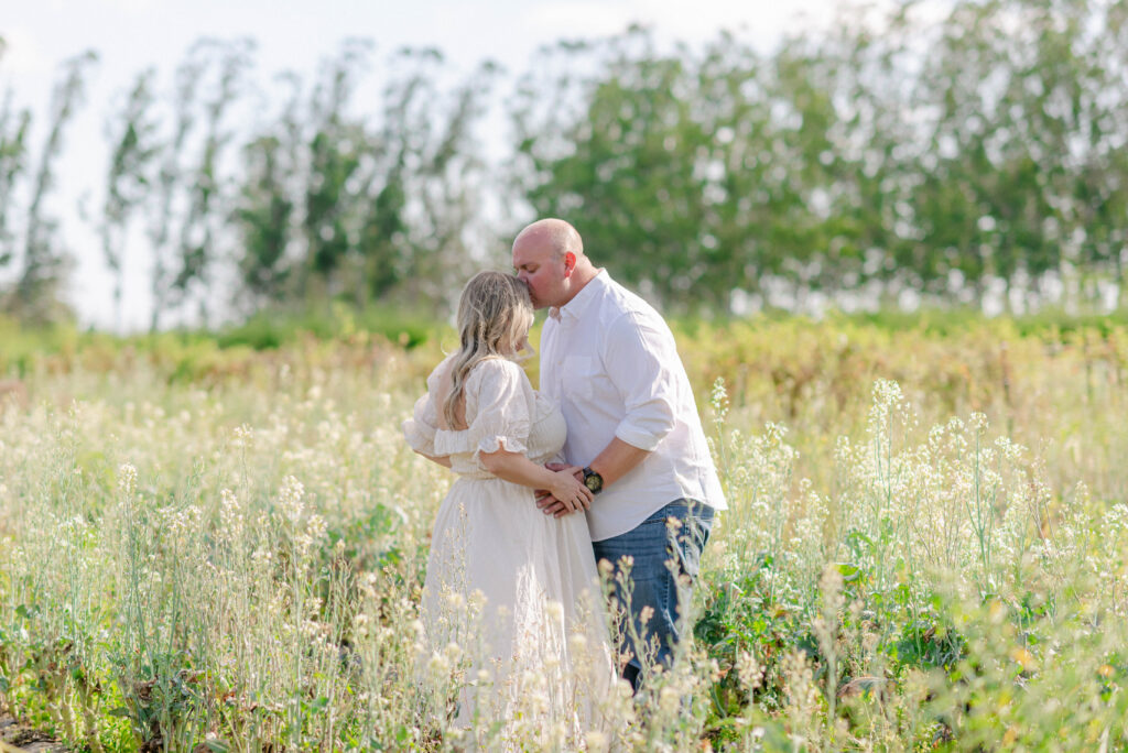 Early morning maternity photo session at Kai Kai Farm in summer